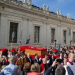 Processó amb el cos del difunt papa Francesc (Cruz.croce/Wikimedia Commons)