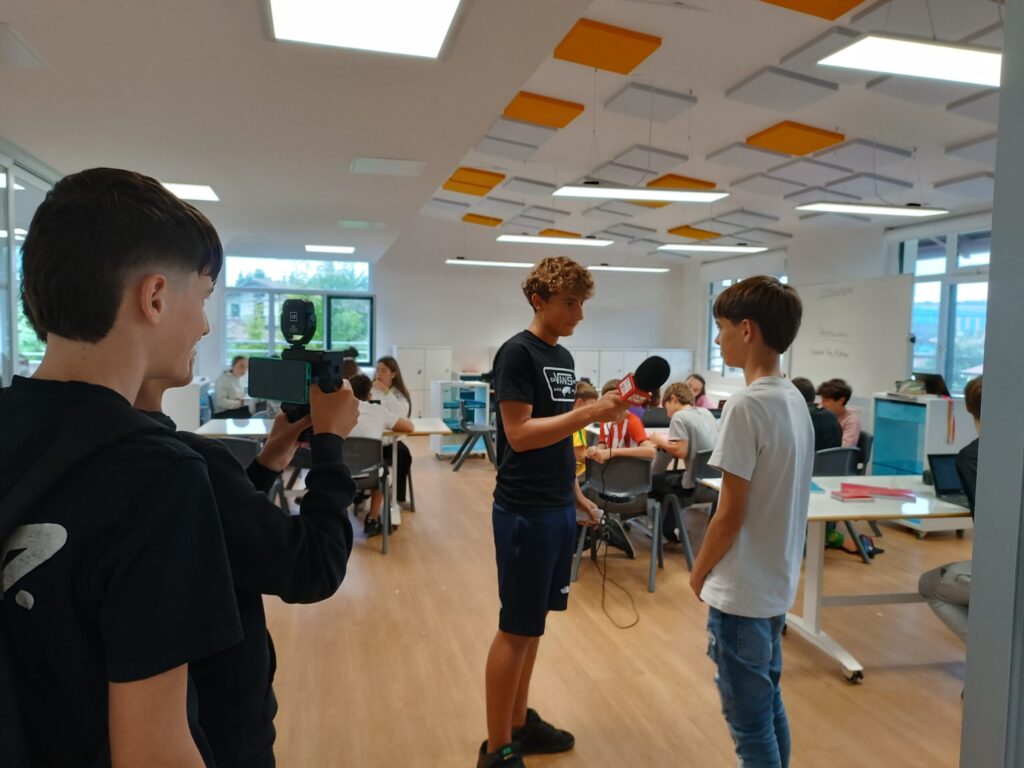 L’alumnat de Larramendi Ikastola (Mungia) treballant en la creació de continguts per la seva revista escolar.