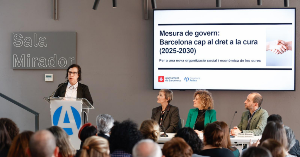 Presentació del pla "Barcelona cap al dret a la cura" a la sala Mirador del consistori