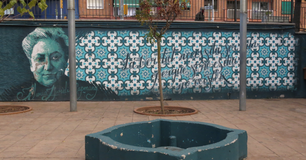 Mural del rostre de l'escriptora Maria Aurèlia Capmany juntament amb la frase: "La veritat necessita ser dita perquè si no no existeix"