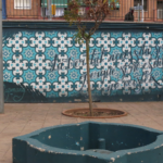 Mural del rostre de l'escriptora Maria Aurèlia Capmany juntament amb la frase: "La veritat necessita ser dita perquè si no no existeix"