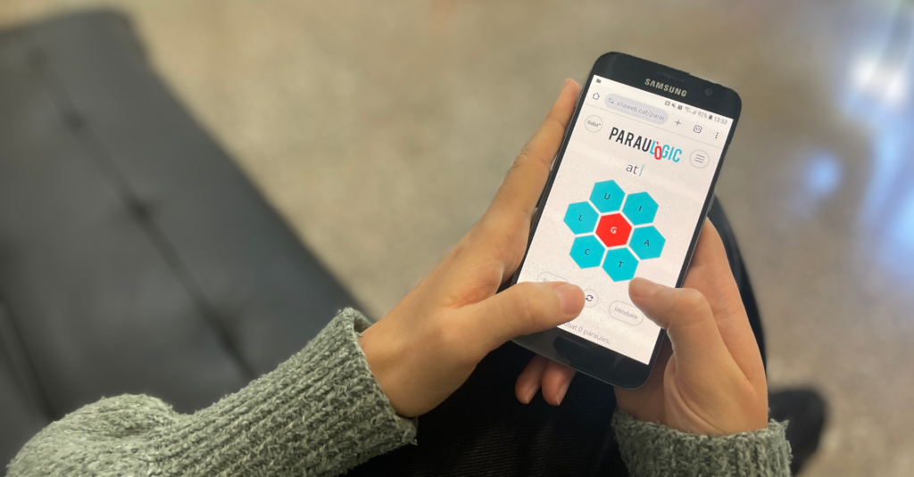 Unes mans juguen al passatemps en línia Paraulògic