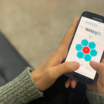 Unes mans juguen al passatemps en línia Paraulògic