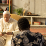 El papa Francesc envoltat d'un grup de joves. Fotograma del documental ‘Amén. Francisco responde’. (David Herranz / Disney +)