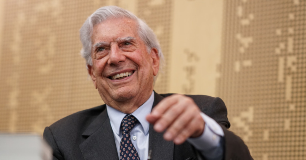 Mario Vargas Llosa somrient en un acte