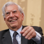 Mario Vargas Llosa somrient en un acte
