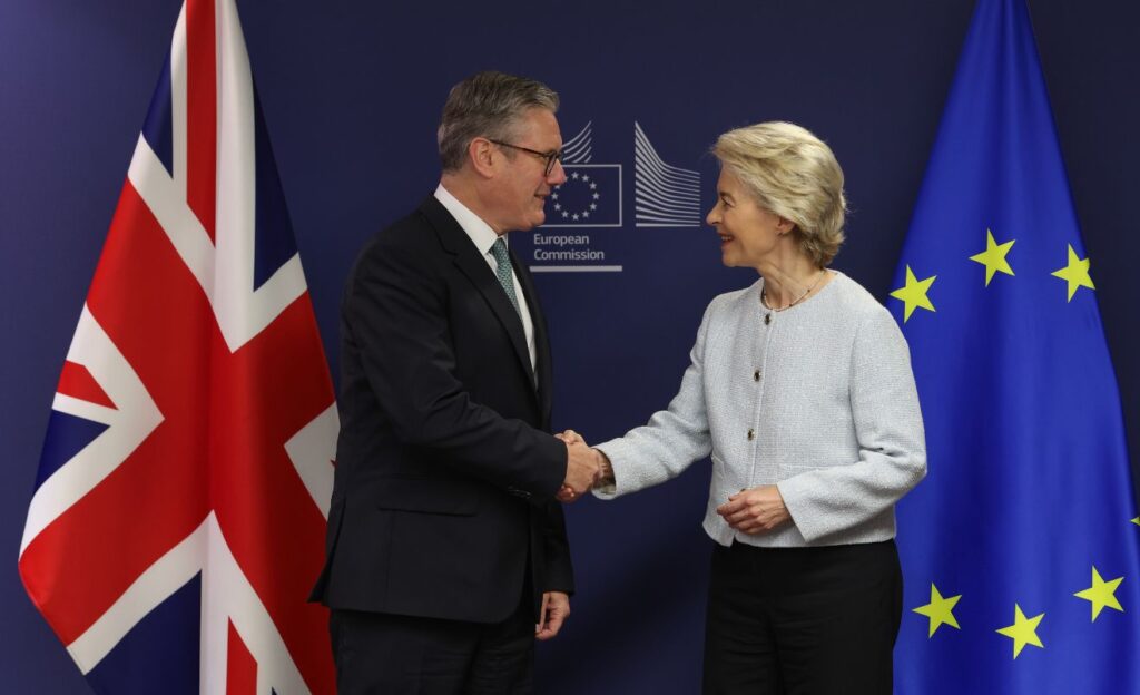 El primer ministre britànic Keir Starmer amb la presidenta de la Comissió Europea Ursula von der Leyen. (Simon Dawson / No 10 Downing Street / Llicència de Govern Obert v3.0 / Wikimedia Commons)