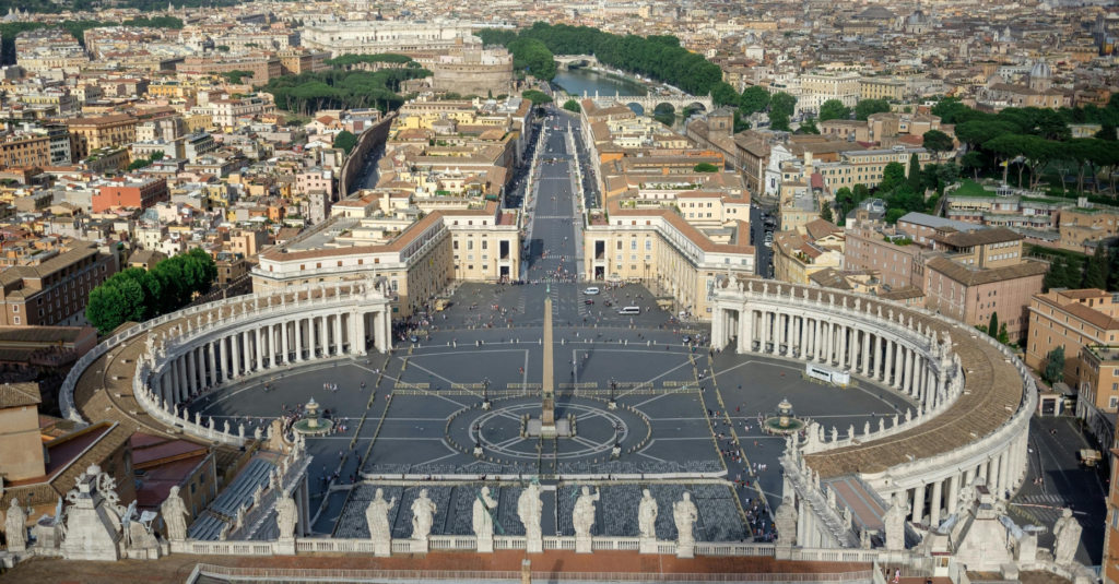 Durant el conclave, milers de persones es reuneixen a la Plaça de Sant Pere, al Vaticà, per esperar el resultat de les votacions. (Mayumi Maciel / Pexels)