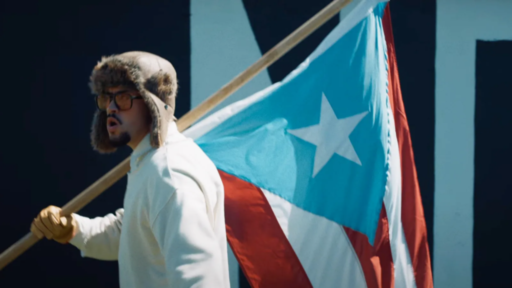 Bad Bunny amb una bandera de Puerto Rico al videoclip de 'La mudanza'. (Captura de pantalla / YouTube)