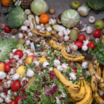 Verdures i fruites malbaratades en un contenidor