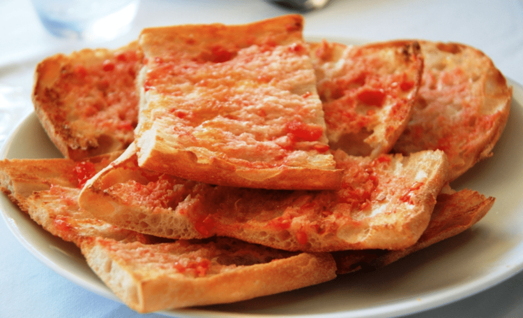 El pa amb tomàquet és un clàssic de la cuina catalana present en àpats quotidians i festius/Javier Lastras-Wikimedia Commons