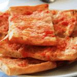 El pa amb tomàquet és un clàssic de la cuina catalana present en àpats quotidians i festius/Javier Lastras-Wikimedia Commons
