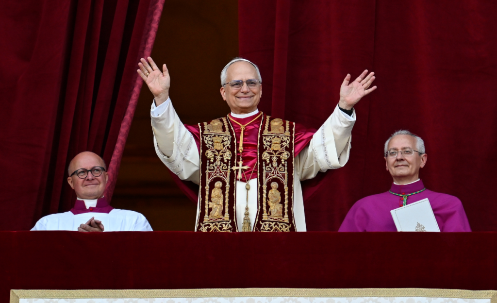 La primera imatge del cardenal Robert Prevost com a papa Lleó XIV al balcó de la Basílica de Sant Pere/Vatican Media