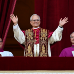La primera imatge del cardenal Robert Prevost com a papa Lleó XIV al balcó de la Basílica de Sant Pere/Vatican Media