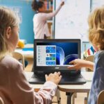 Alumnes amb portàtils a l'aula (Foto:ACER)