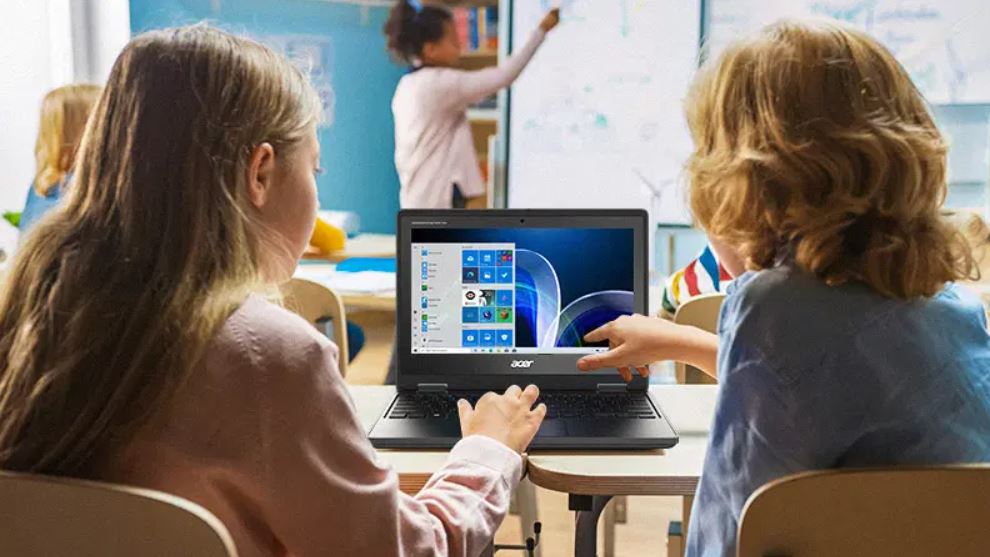 Alumnes amb portàtils a l'aula (Foto:ACER)