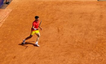 Carlos Alcaraz jugant a tenis als Jocs Olímpics de 2024. (Like tears in rain / Wikimedia Commons)