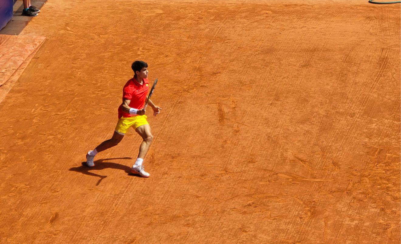 Carlos Alcaraz jugant a tenis als Jocs Olímpics de 2024. (Like tears in rain / Wikimedia Commons)