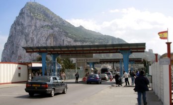 Cotxes aturats al control fronterer entre Espanya i Gibraltar. (Arne Koehler / Wikimedia Commons)