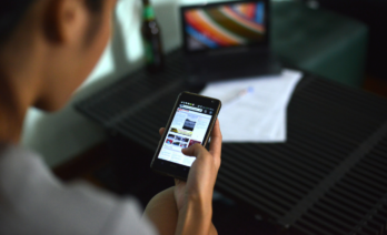 Cada vegada més persones s'informen en línia a través de les xarxes socials. (Pxhere)