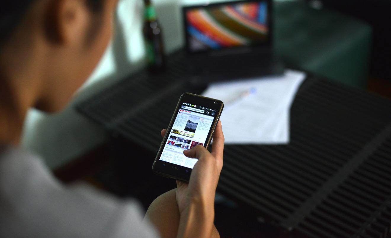 Cada vegada més persones s'informen en línia a través de les xarxes socials. (Pxhere)