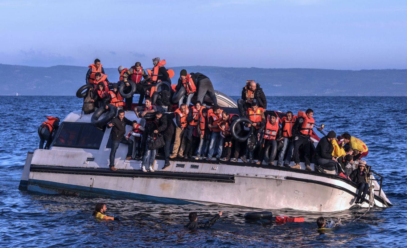 Refugiats sirians i iraquians arriben des de Turquia a Skala Sykamias, illa de Lesbos (Grècia), l’any 2015. (Ggia / Wikimedia Commons)