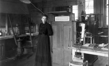 Marie Curie al seu laboratori a París l’any 1912. (Wikimedia Commons)