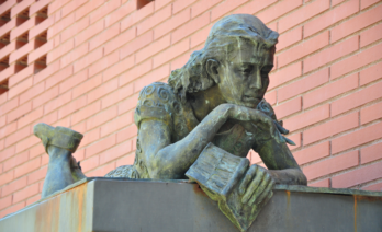 Escultura en homenatge a Anna Frank a la plaça Anna Frank de Barcelona/ Vcarceler-Wikimedia Commons