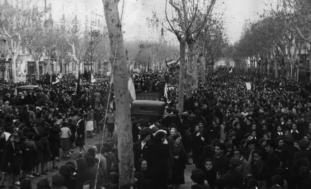 Entrada de les tropes de Franco a Barcelona, enfront d’una multitud de ciutadans rere la victòria a la Guerra Civil.