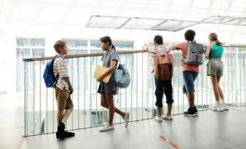 Aprendre a conviure és essencial per crear un ambient positiu al centre educatiu (Norma Mortenson / Pexels)