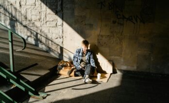 Una de cada quatre persones a Catalunya viu en risc de pobresa o exclusió social (Pexels Mart Production)