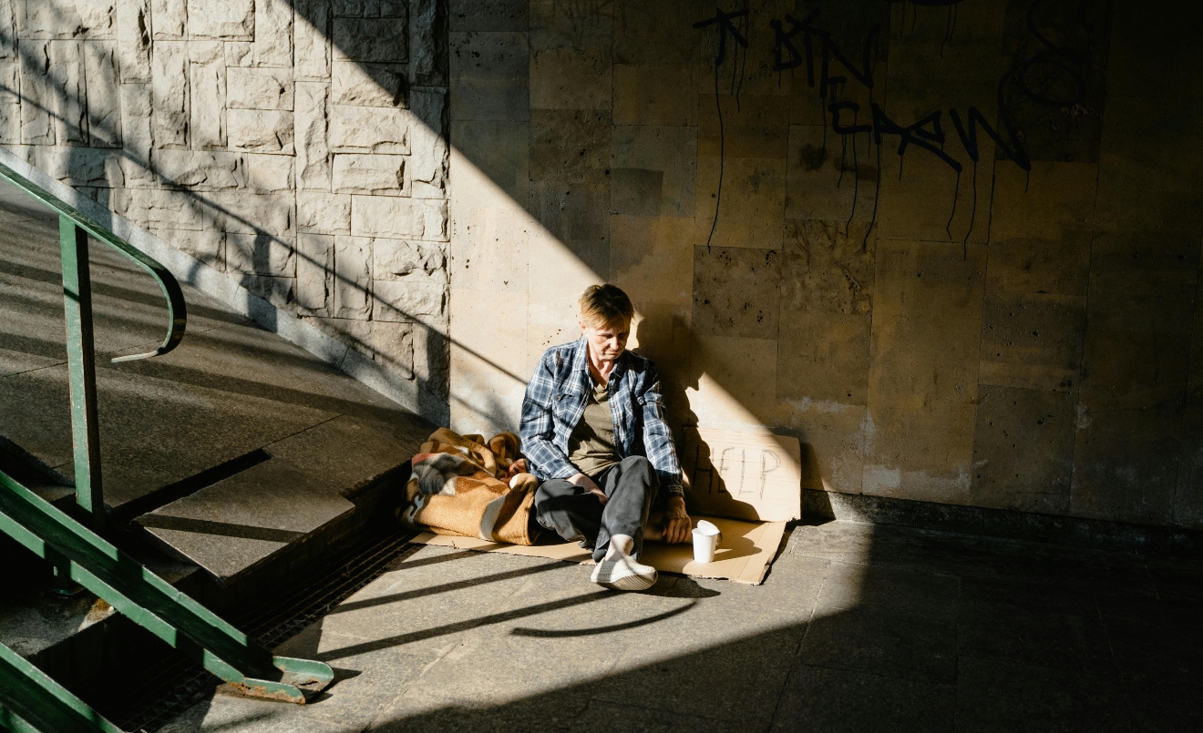 Una de cada quatre persones a Catalunya viu en risc de pobresa o exclusió social (Pexels Mart Production)