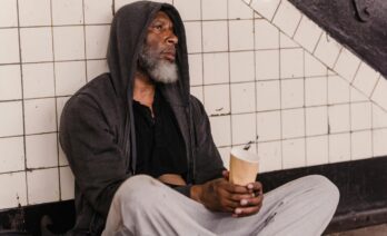 Algunes persones no aconsegueixen sortir de la pobresa malgrat treballar, estudiar i esforçar-se (Pexels Timur Weber)