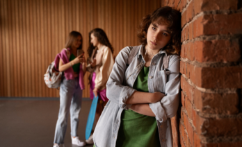 Milions de nens i nenes arreu del món són víctimes de violència a les escoles. (Freepik)