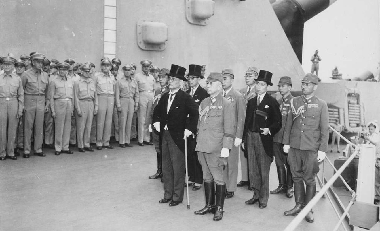 Representants de l'Imperi del Japó a bord del USS Missouri durant la rendició de 1945 (U.S. National Archives and Records Administration)