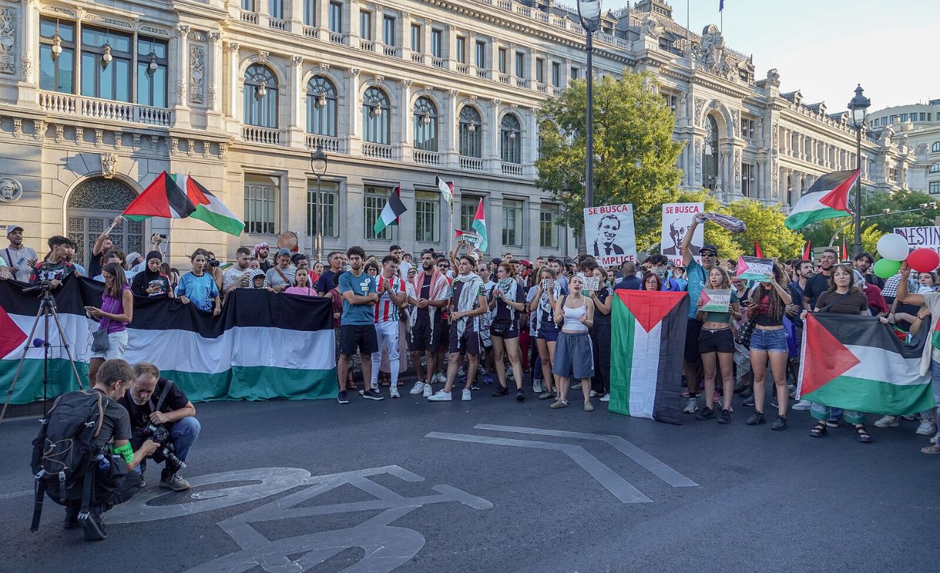 Manifestació propalestina a l'etapa final de la Volta ciclista a Madrid. (Nemo / Wikimedia Commons)