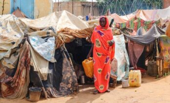 Atrapades per la guerra i la fam: les mares d'Al-Fasher lluiten per mantenir amb vida els seus fills. (UNICEF/UNI848509/UNICEF)
