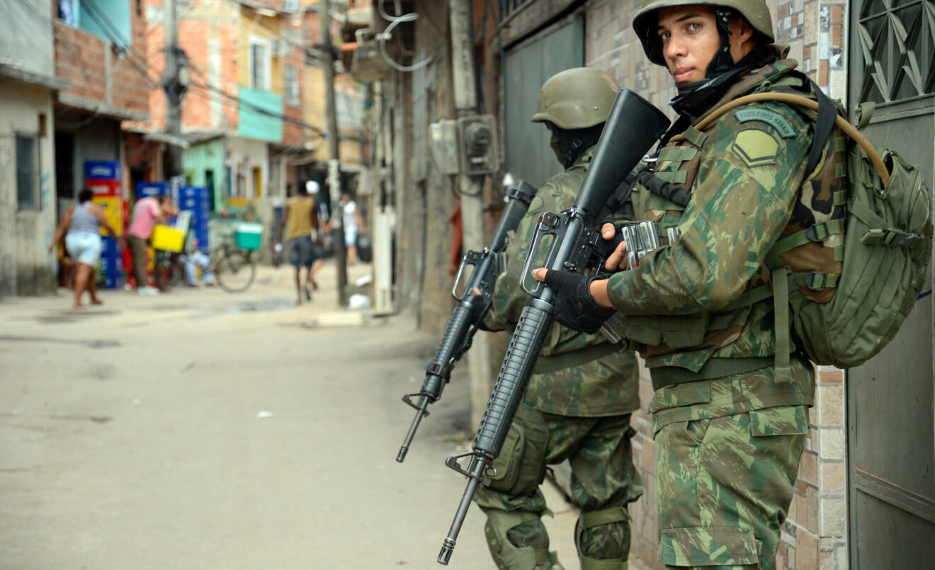 Les autoritats brasileres en una operació policial en les faveles de Manguinhos i Jacarezinho en 2012. (Marino Azevedo / Wikimedia Commons)