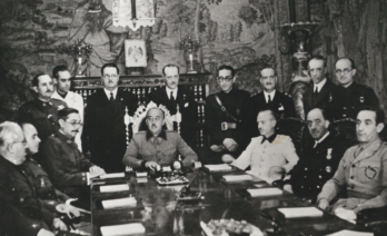 Francisco Franco durant la primera reunió del seu govern recentment format el 1939. (Domini públic)