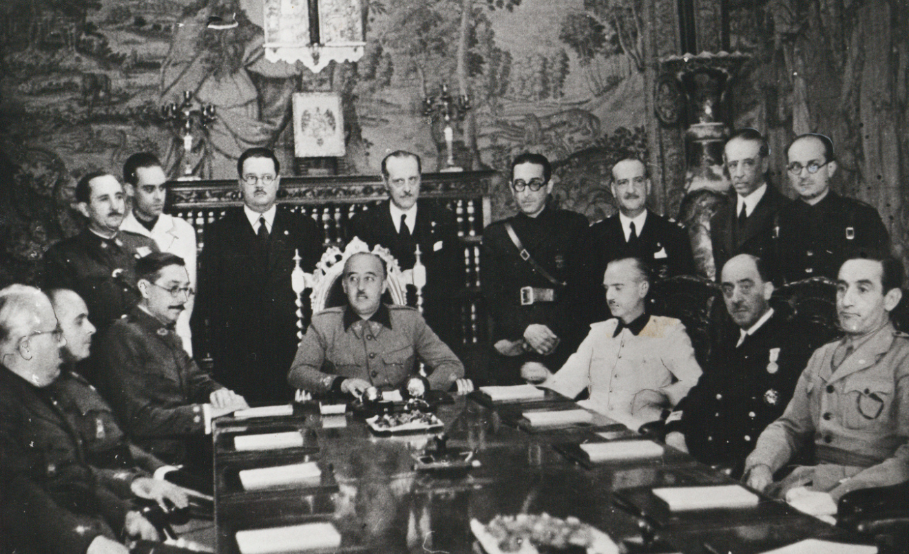 Francisco Franco durant la primera reunió del seu govern recentment format el 1939. (Domini públic)