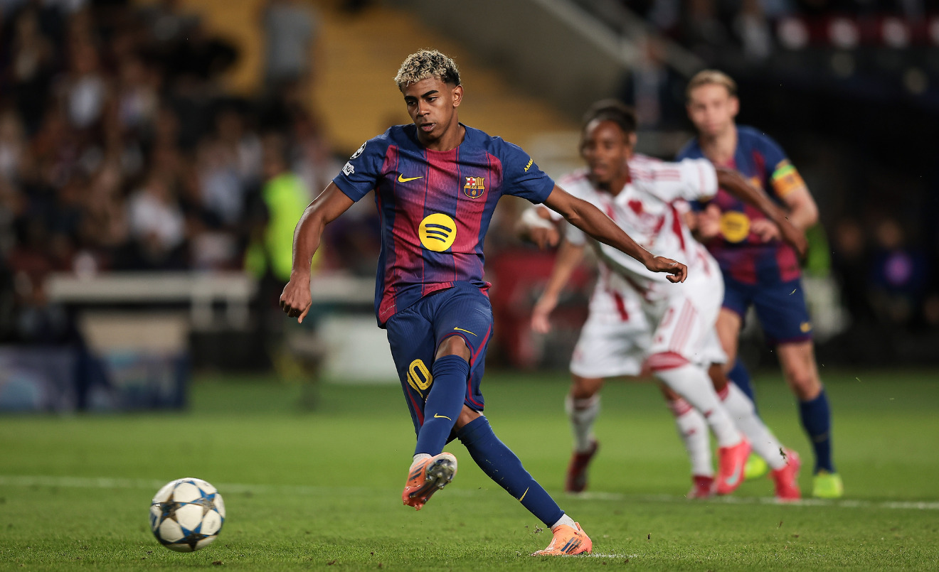 Lamine Yamal xuta un penal. (FC Barcelona / Eric Alonso)