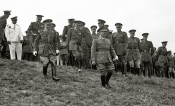 Francisco Franco juntament amb comandaments militars en unes maniobres.