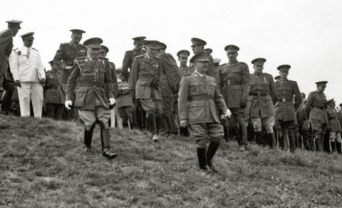 Francisco Franco juntament amb comandaments militars en unes maniobres.