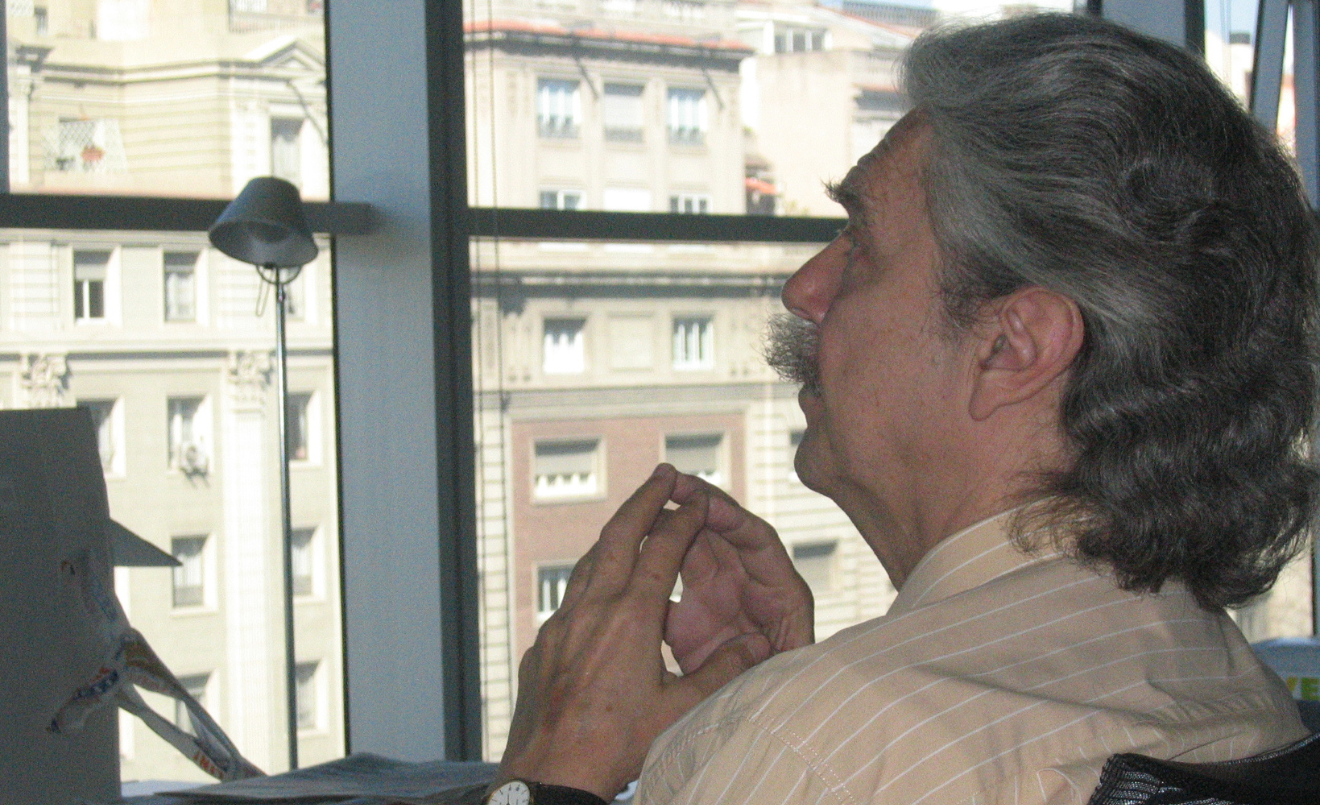 El periodista Lluís Permanyer a la redacció de La Vanguardia/JMSerraV-Wikimedia Commons