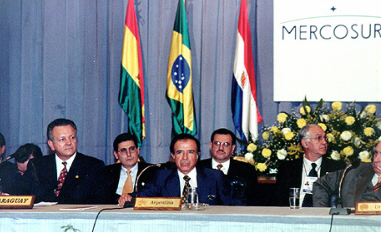 El president Carlos Menem va participar en la XII Cimera de Presidents del Mercosur, on es van debatre les prioritats per aprofundir la integració econòmica regional. (Víctor Bugge / Wikimedia Commons)
