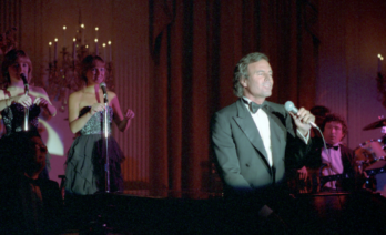 Julio Iglesias cantant a la Casa Blanca l’any 1984. (Wikimedia Commons)