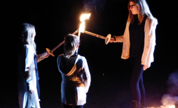 Infants amb fanalets i espelmes durant una celebració de la Candelera. (Flikr/calafellvalo)