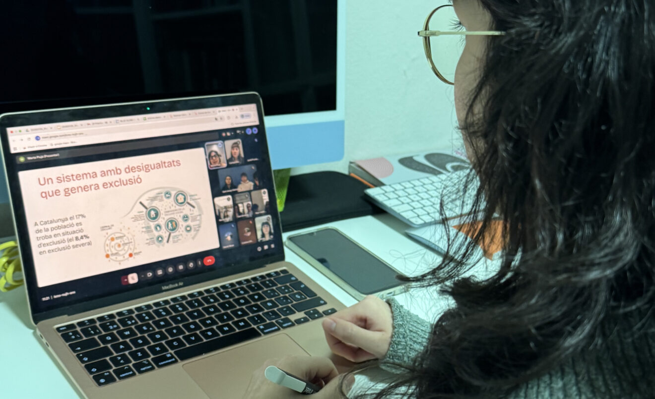 Els redactors i redactores del projecte de revistes escolars de Junior Report, participen en el webinar de Càritas Barcelona sobre pobresa i dret alimentari