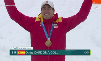 Oriol Cardona, de 31 anys, amb la medalla d'or després de guanyar l'esprint d'skimo (Teledeporte / RTVE)