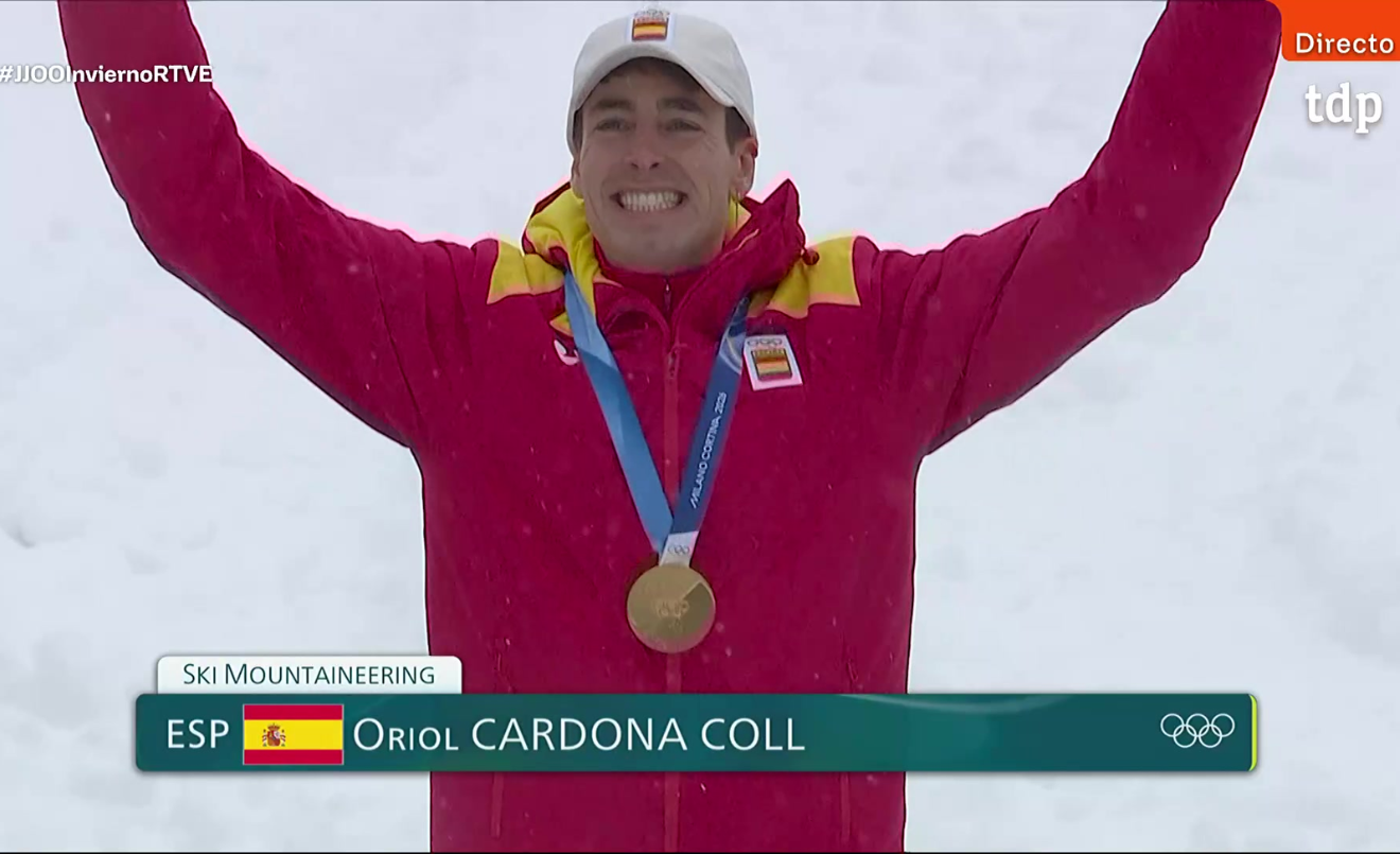 Oriol Cardona, de 31 anys, amb la medalla d'or després de guanyar l'esprint d'skimo (Teledeporte / RTVE)